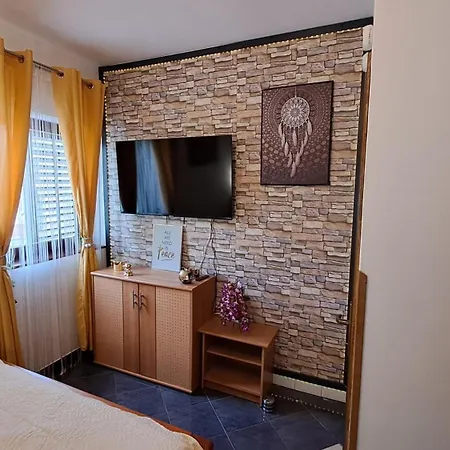 Apartment Red Gold *